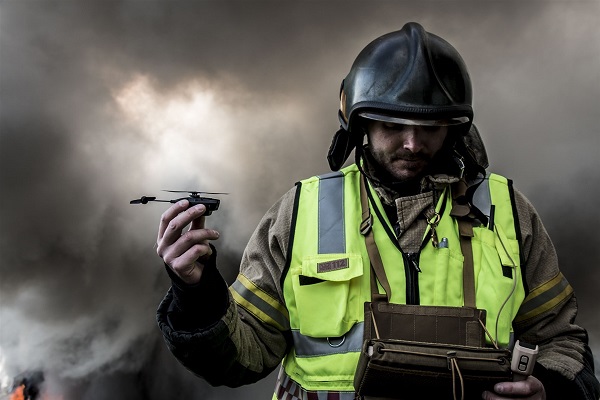 Der Nanohelikopter im Einsatz bei Feuerwehren (Foto: Prox Dynamics/FLIR Systems)