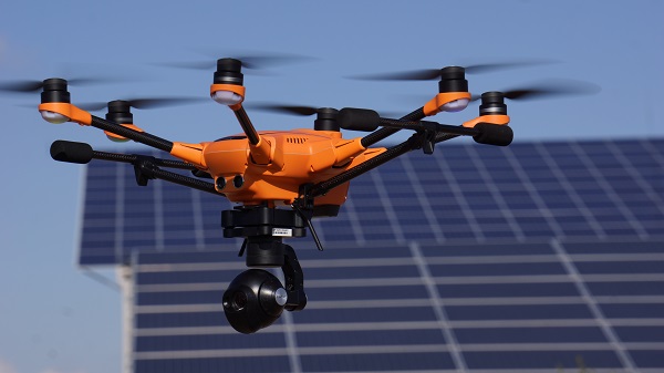 Die Drohne H520 von Yuneec bei der Inspektion einer Solaranlage