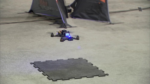 Drohne mit künstlicher Intelligenz, welche selbstständig durch einen Hindernissparcour steuert. (Foto: NASA/JPL-Caltech)