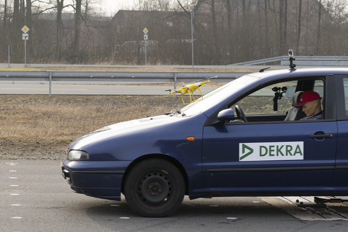 Bei der Kollision mit einem Pkw liegt ein großes Risiko im Schreckmoment für den Fahrer (Quelle: DEKRA)