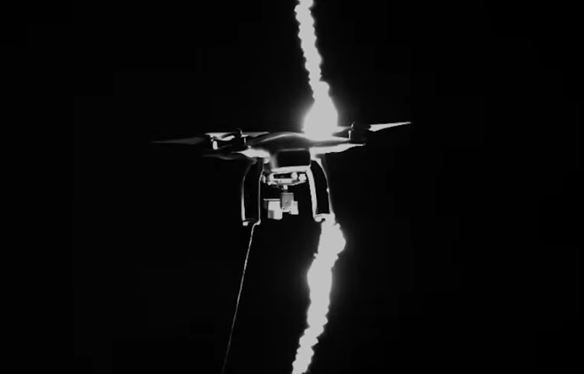 Für die Wissenschaft: Eine Drohne wird vom Blitz getroffen (Quelle: Tom Scott/University of Manchester)
