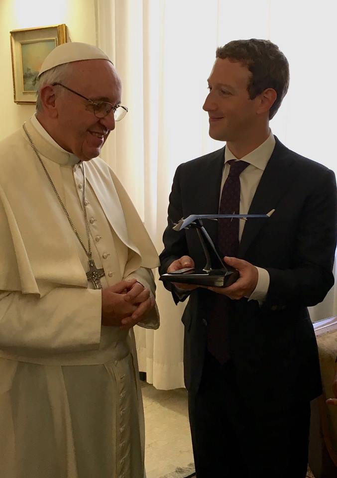 Zuckerberg überreicht Papst Franziskus ein Modell seiner Drohne (Foto: Mark Zuckerberg/Facebook)