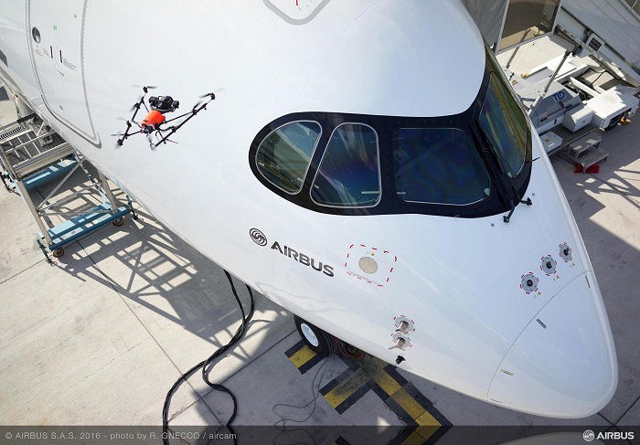 Qualitätskontrolle bei einem Airbus A350 mit einer Drohne
