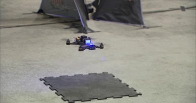 Drohne mit künstlicher Intelligenz, welche selbstständig durch einen Hindernissparcour steuert. (Foto: NASA/JPL-Caltech)