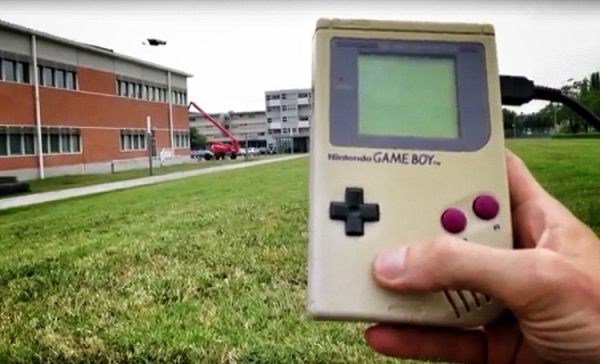 Game Boy versus Drohne (Foto: Gautier Hattenberger)