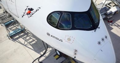 Qualitätskontrolle bei einem Airbus A350 mit einer Drohne