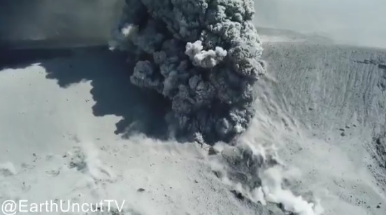 Vulkan Shinmoe-dake beim Ausbruch (Quelle: James Reynolds)